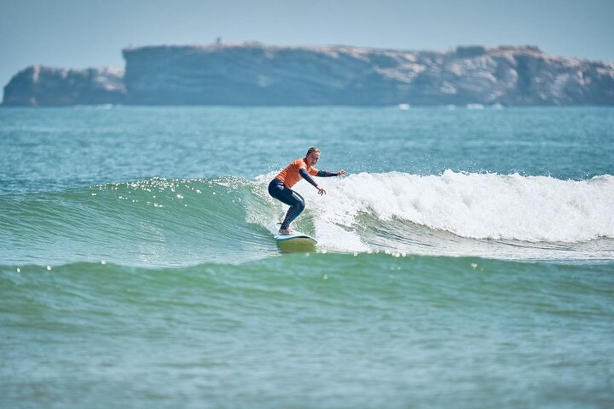 ein Mann, der auf einem Surfbrett im Meer auf einer Welle reitet