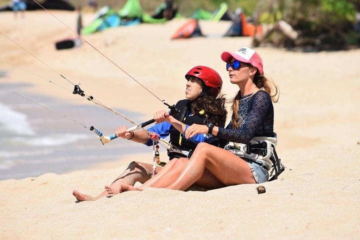 Dos mujeres jóvenes sentadas en la playa en la playa