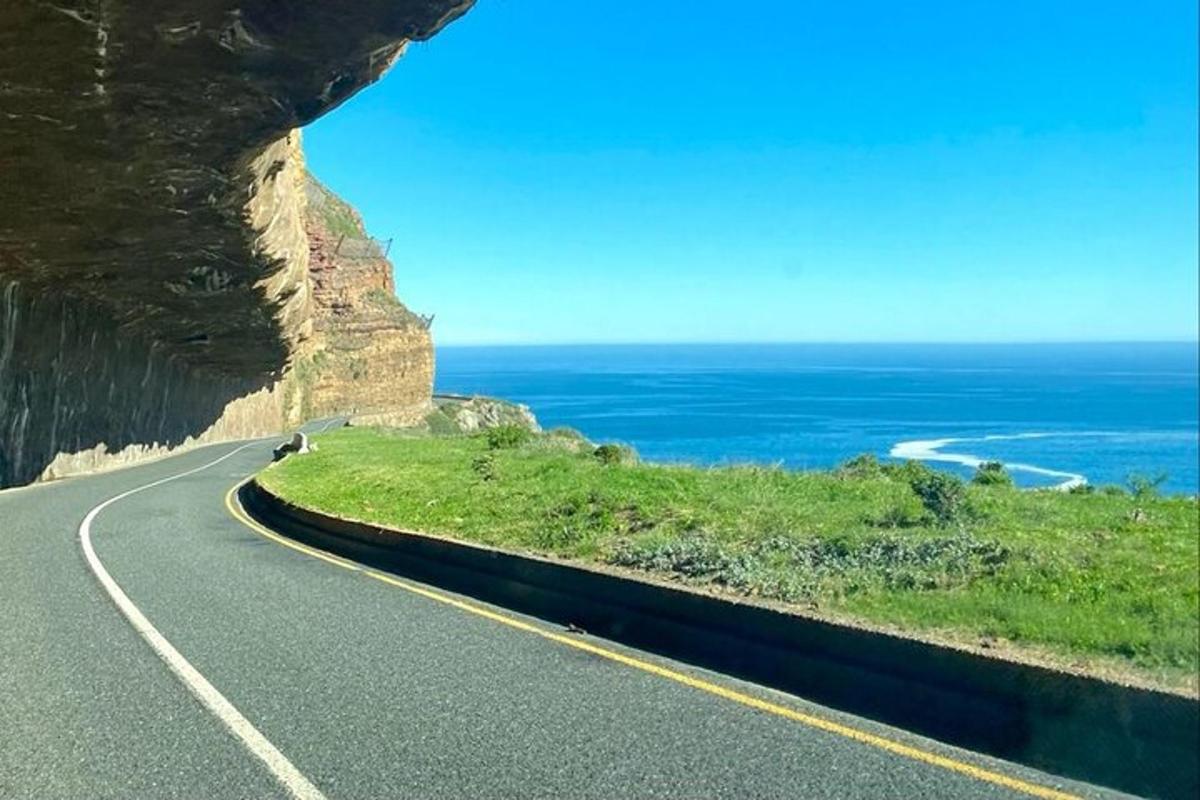 une route avec une falaise à côté de l'océan