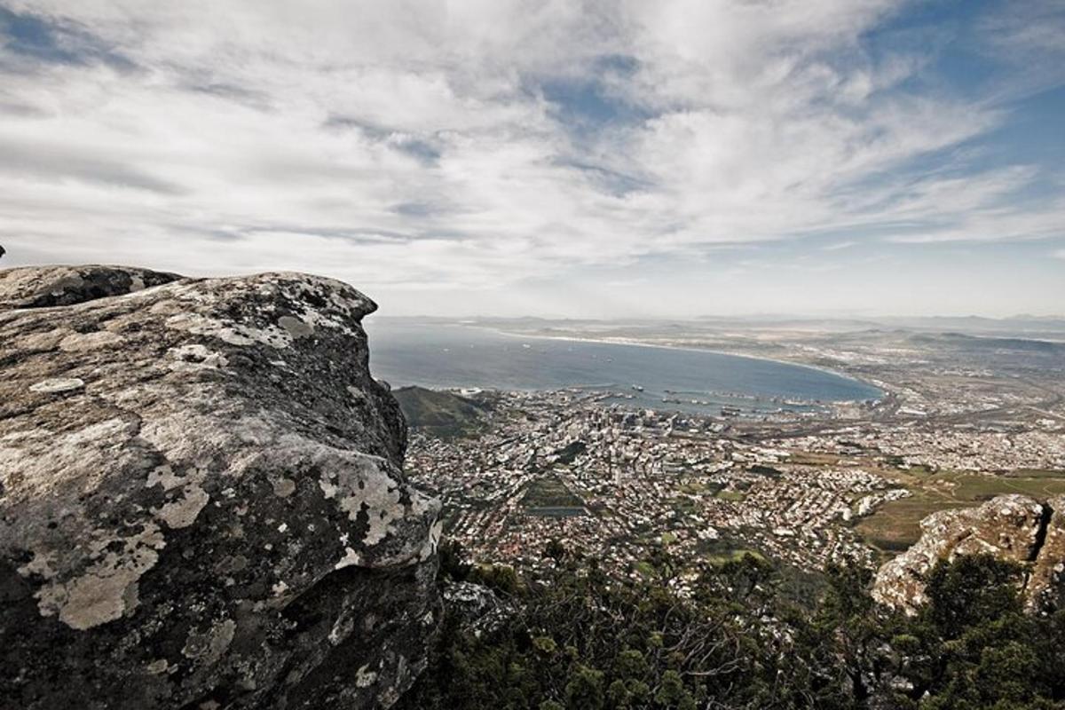 une vue d'une ville depuis le sommet d'une montagne