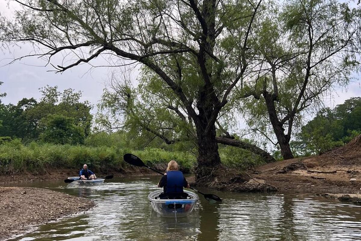 dua orang berkayak di sungai