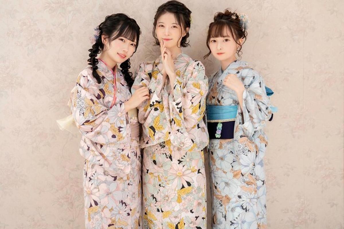 três meninas de quimono posando para uma foto