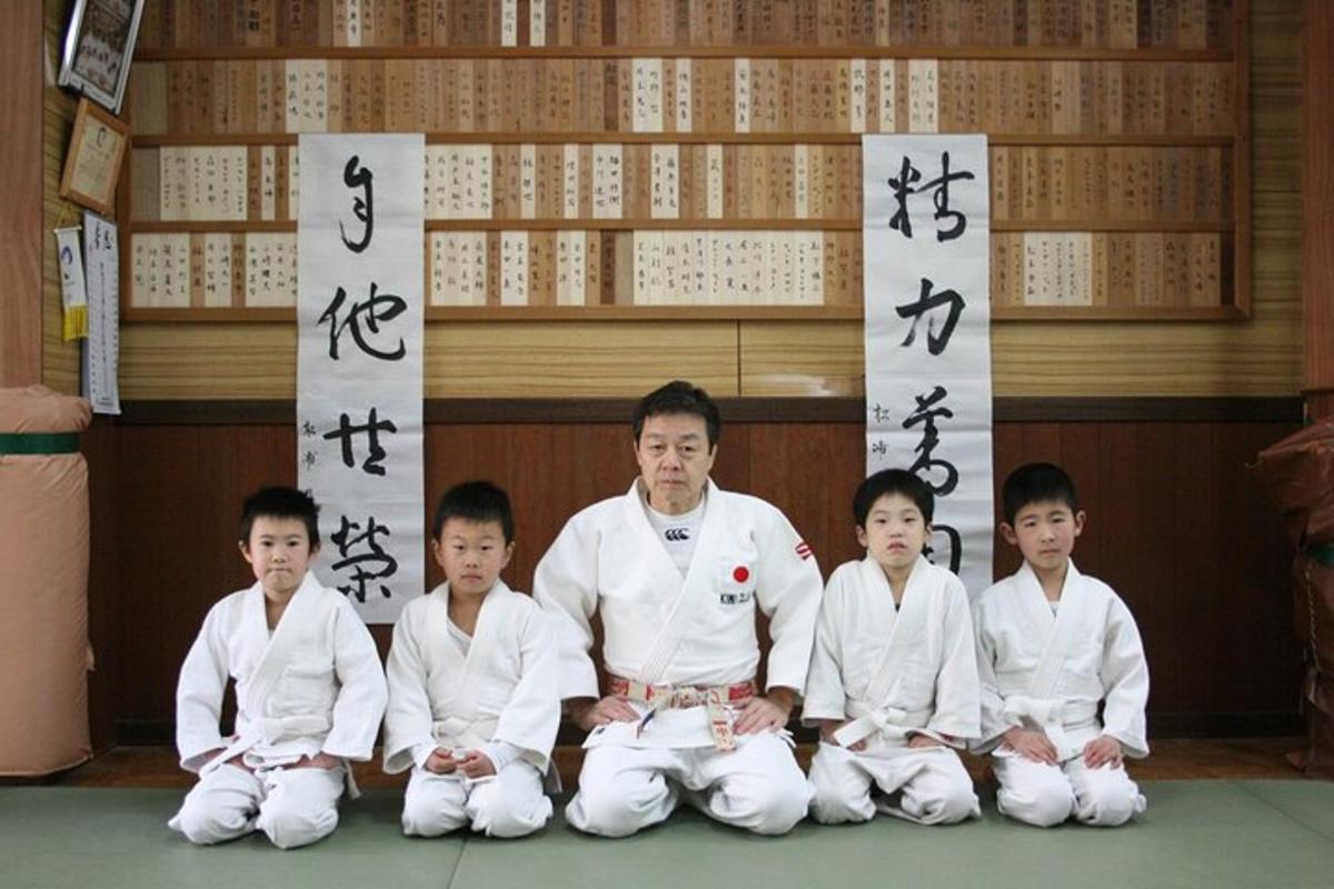어린이들과 흰 유도복을 입은 남자