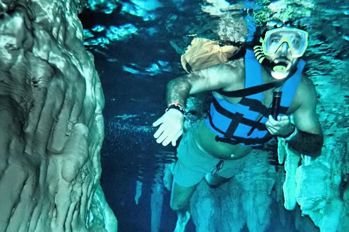 un uomo in acqua con un'attrezzatura da sub