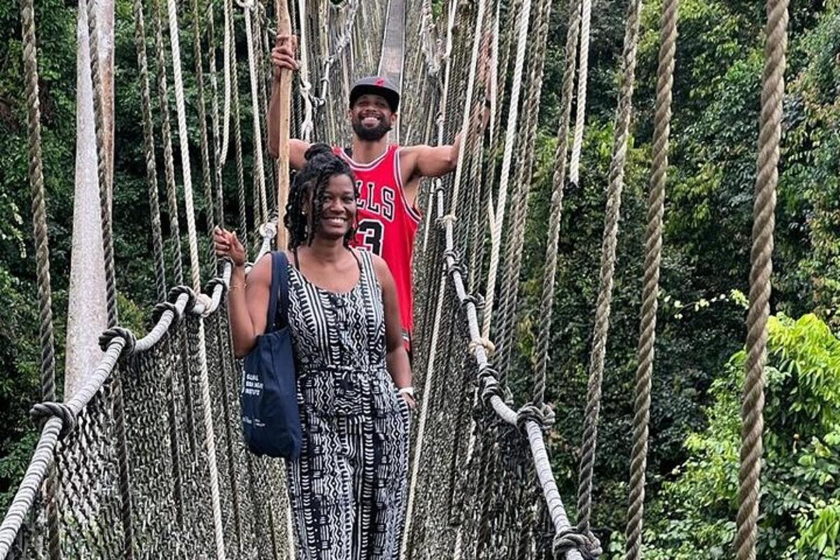 un uomo e una donna in piedi su un ponte sospeso