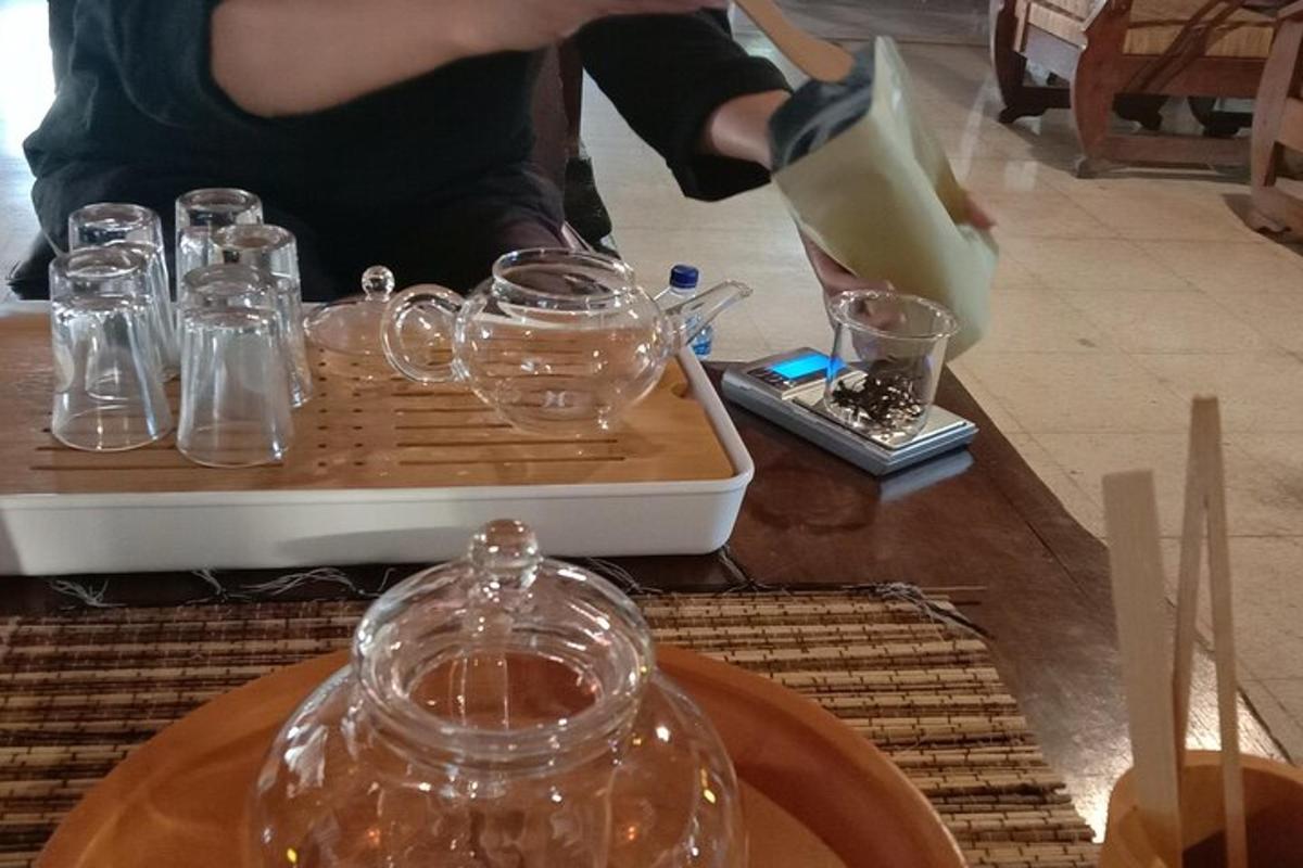 Ένα άτομο που ετοιμάζει ποτήρια σε ένα ξύλινο τραπέζι