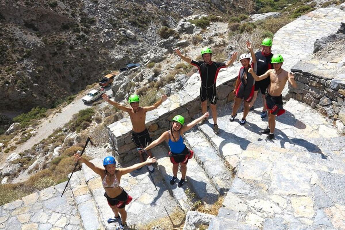 un gruppo di persone in piedi sulla cima di una montagna