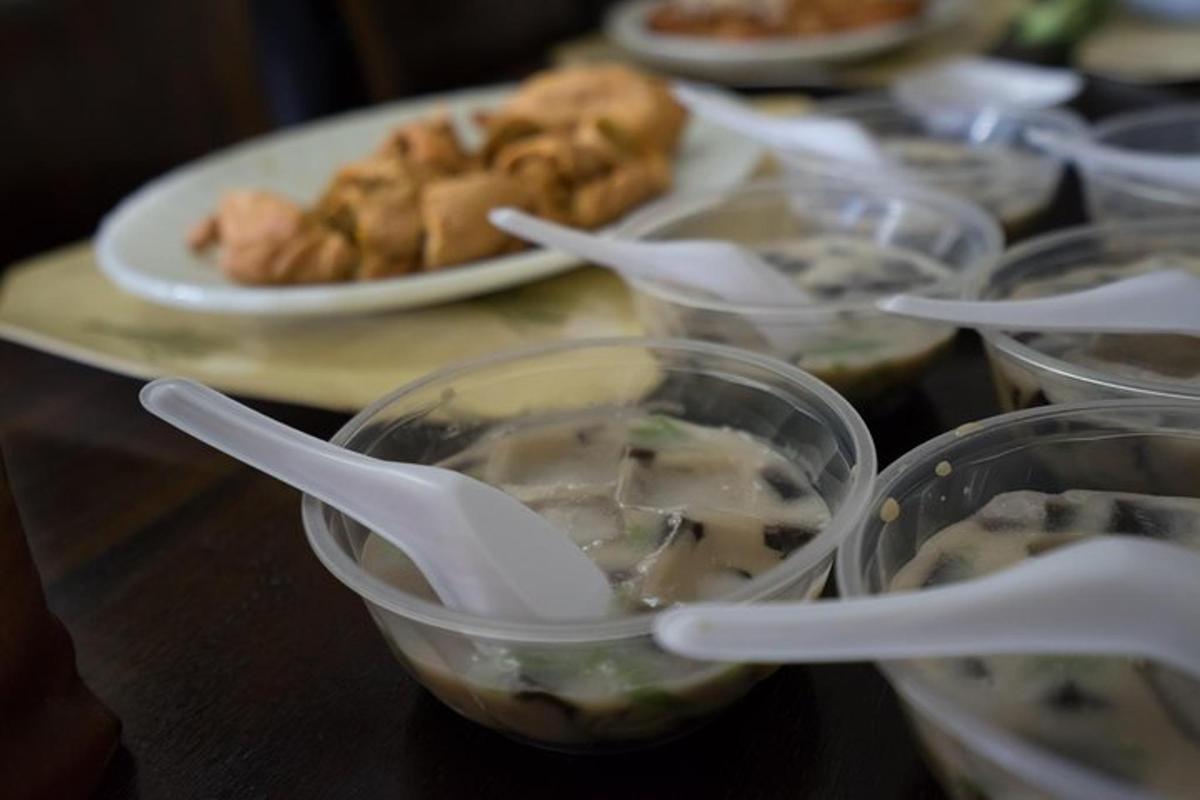 galds ar plastmasas piederumiem plastmasas pārtikas traukos