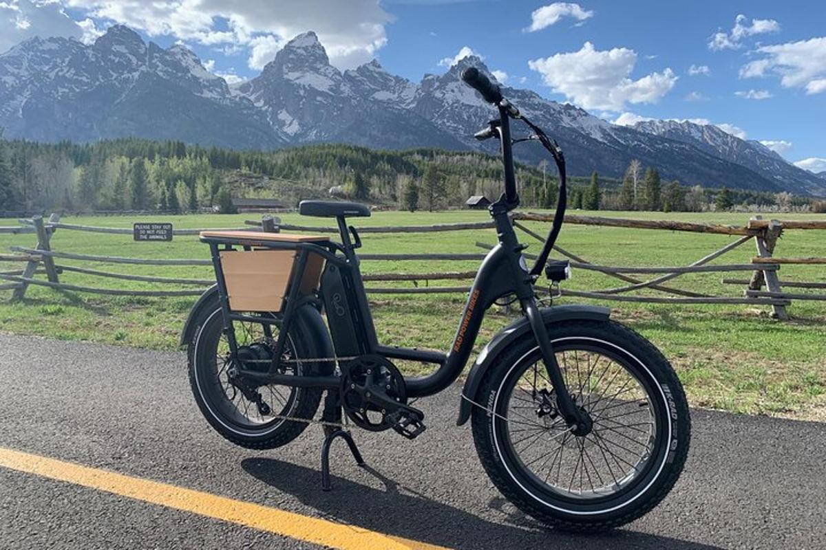 una moto parcheggiata su una strada con le montagne sullo sfondo