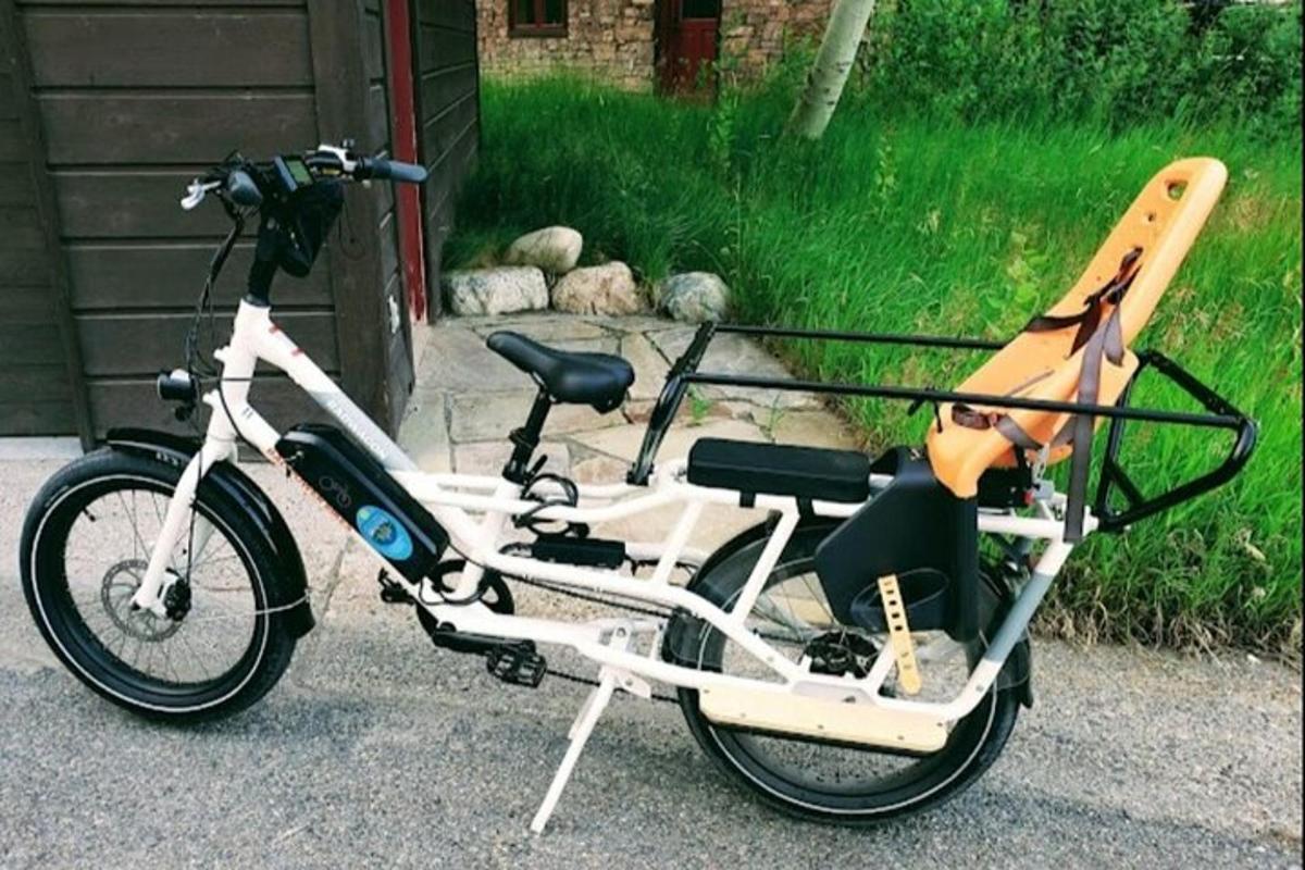 una bicicletta parcheggiata sul ciglio di una strada