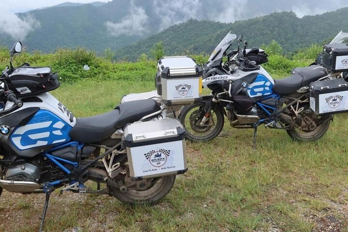 skupina motocyklov zaparkovaných na poli