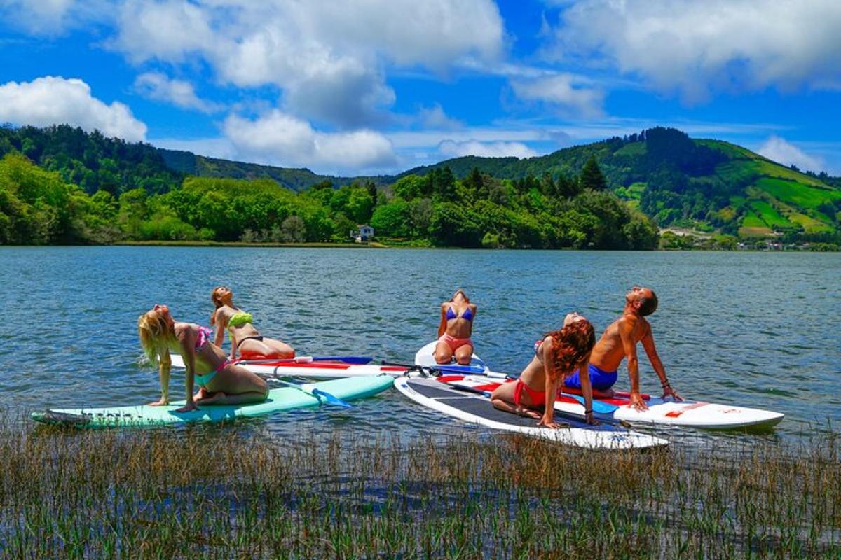 um grupo de pessoas em pranchas de surfe na água