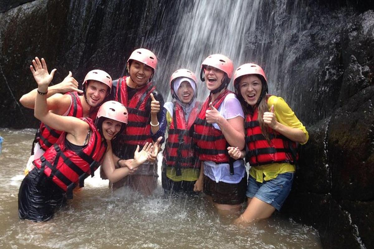 sekumpulan orang bergambar di hadapan air terjun