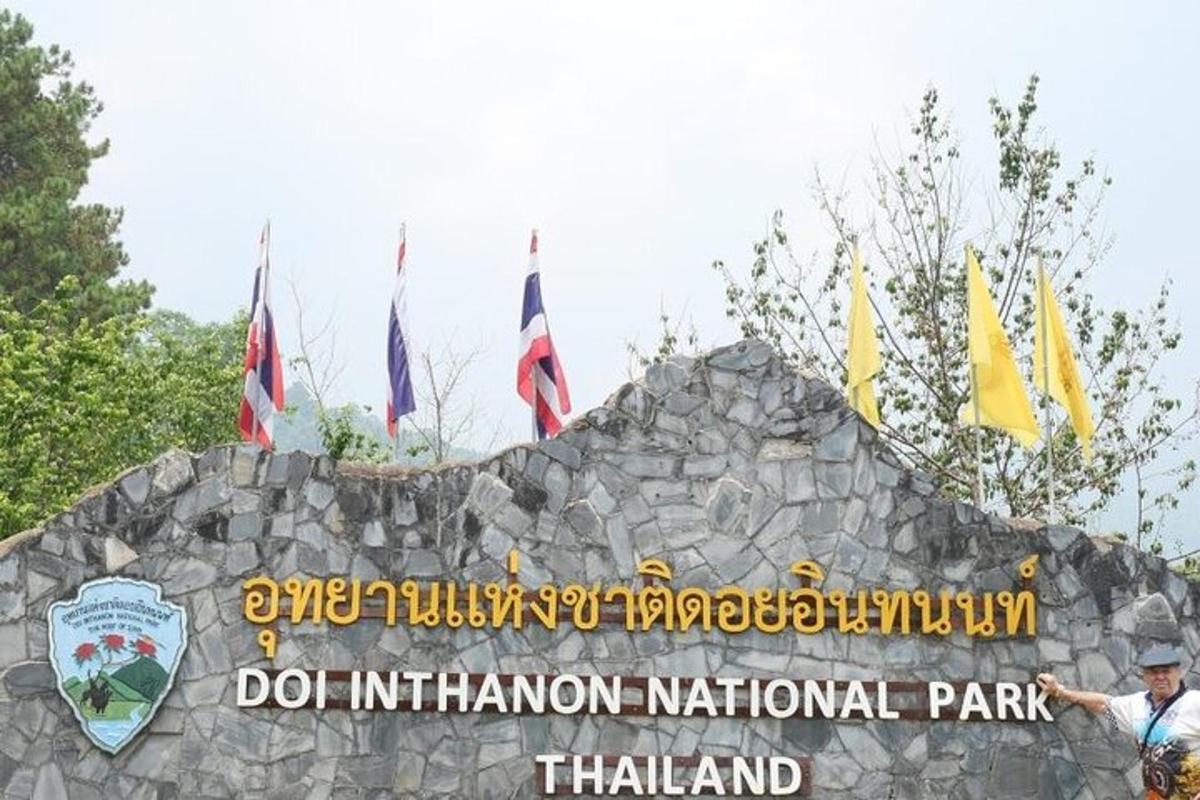 cedule s vlajkami pro národní park Doolin