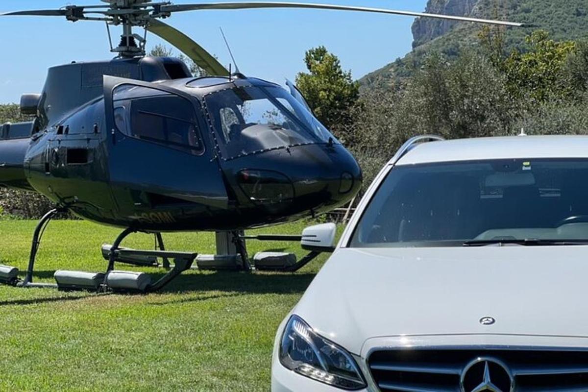 helikopter je parkiran poleg avtomobila