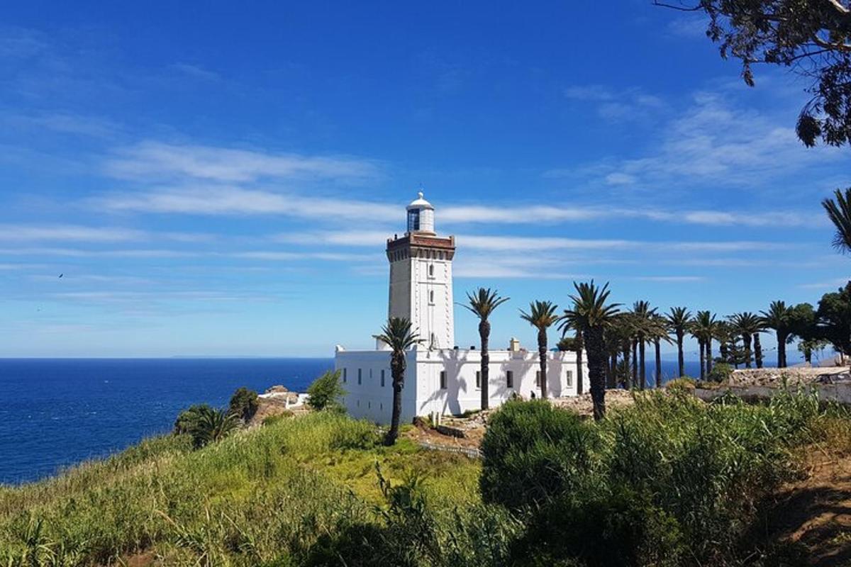 un faro en una colina junto al océano