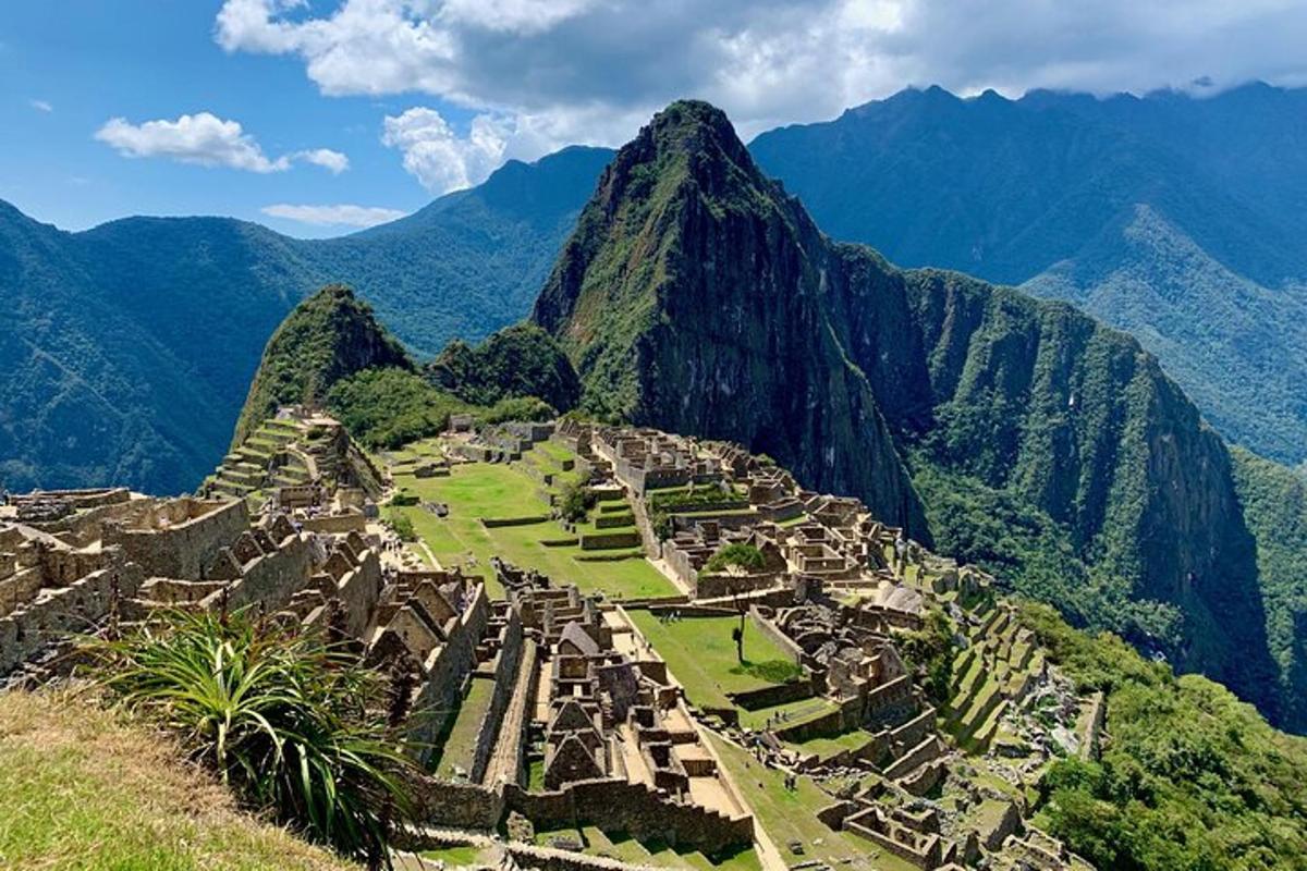 una vista del Machu Picchu sulle montagne