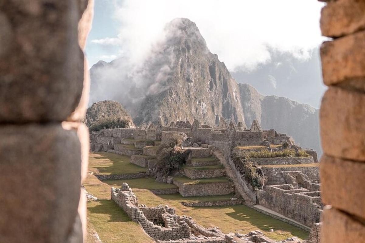 una vista delle rovine di una montagna