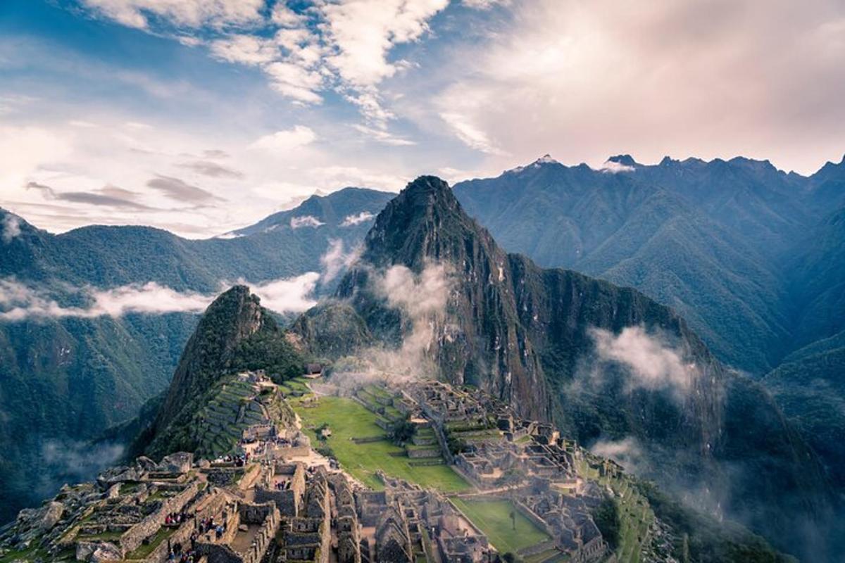 una vista aerea di una montagna con una città su di essa