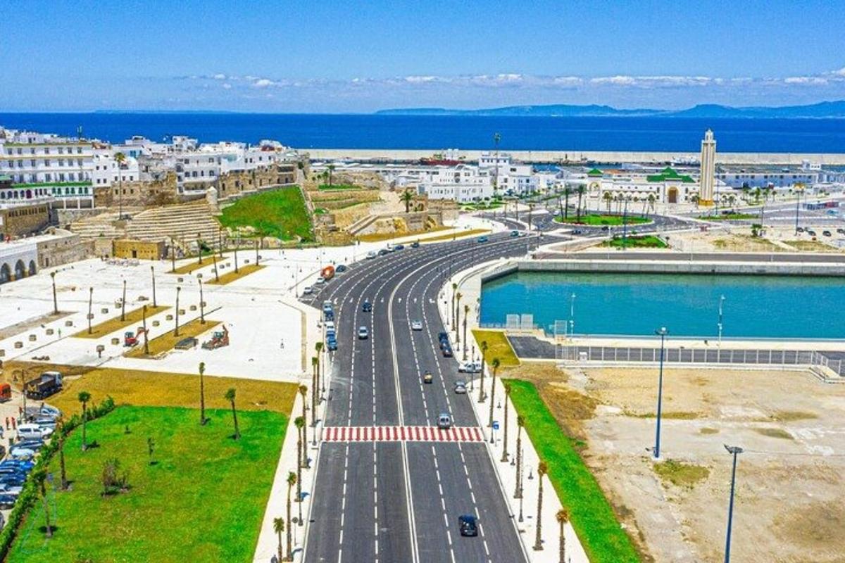 Una vista de una ciudad con una calle y una piscina.