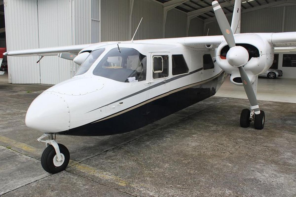 Un pequeño avión blanco estacionado en un hangar.