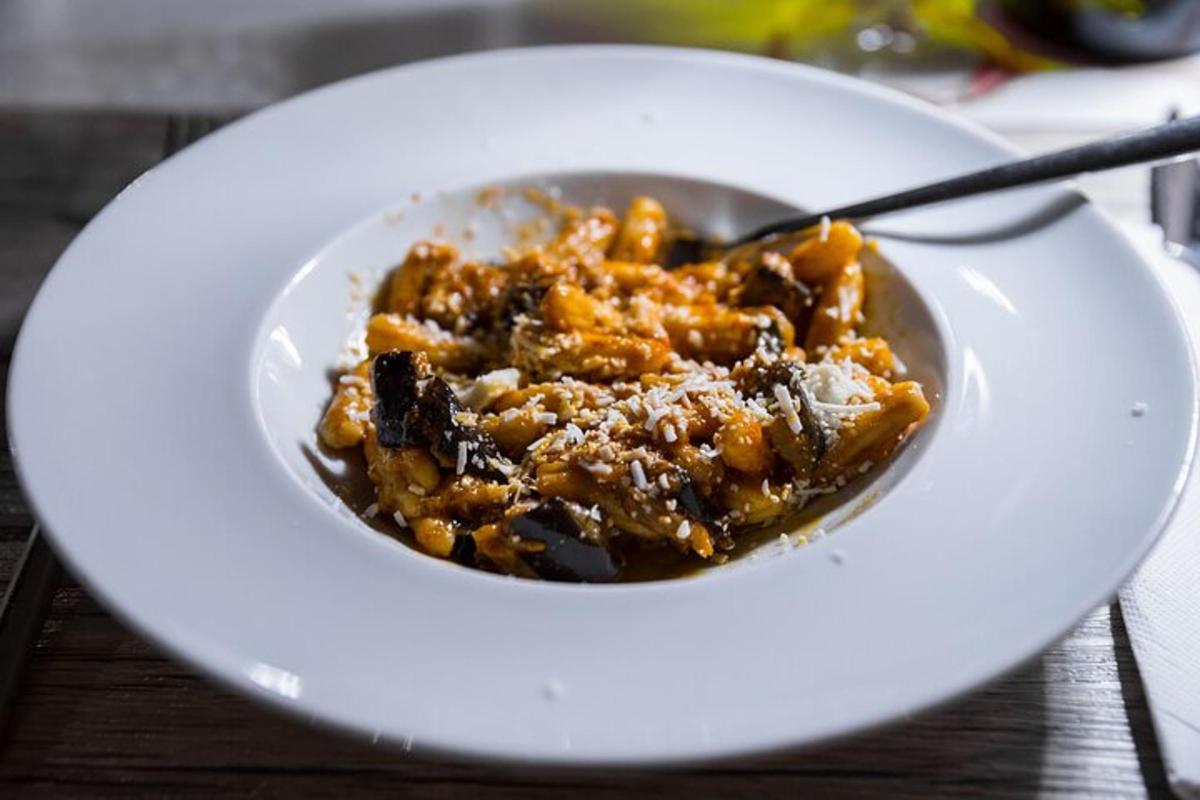 uma tigela de comida em um prato branco com uma colher