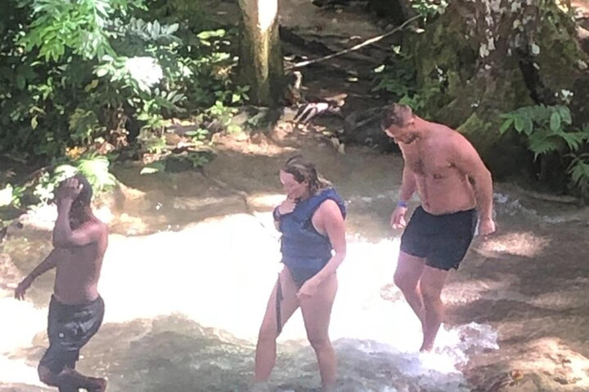 Un grupo de personas de pie en el agua