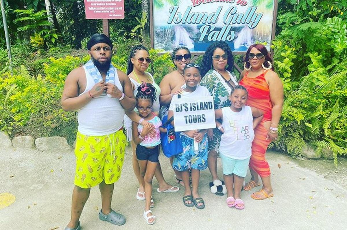 Un grupo de personas posando para una foto con un cartel.