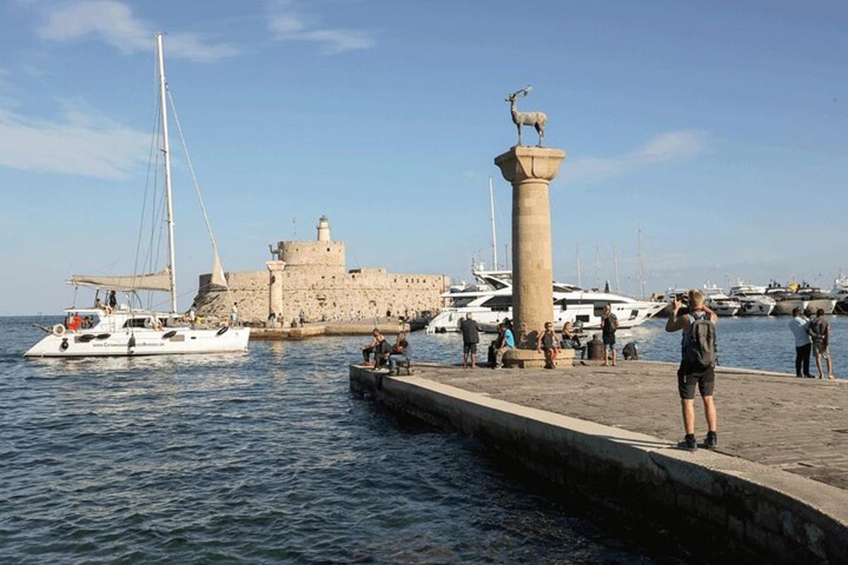 Ένας άντρας που στέκεται σε μια αποβάθρα με βάρκες στο νερό