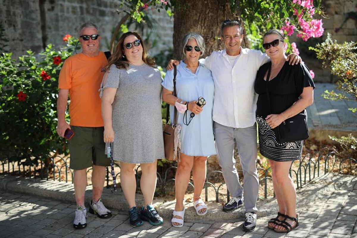 un gruppo di persone che posano per una foto