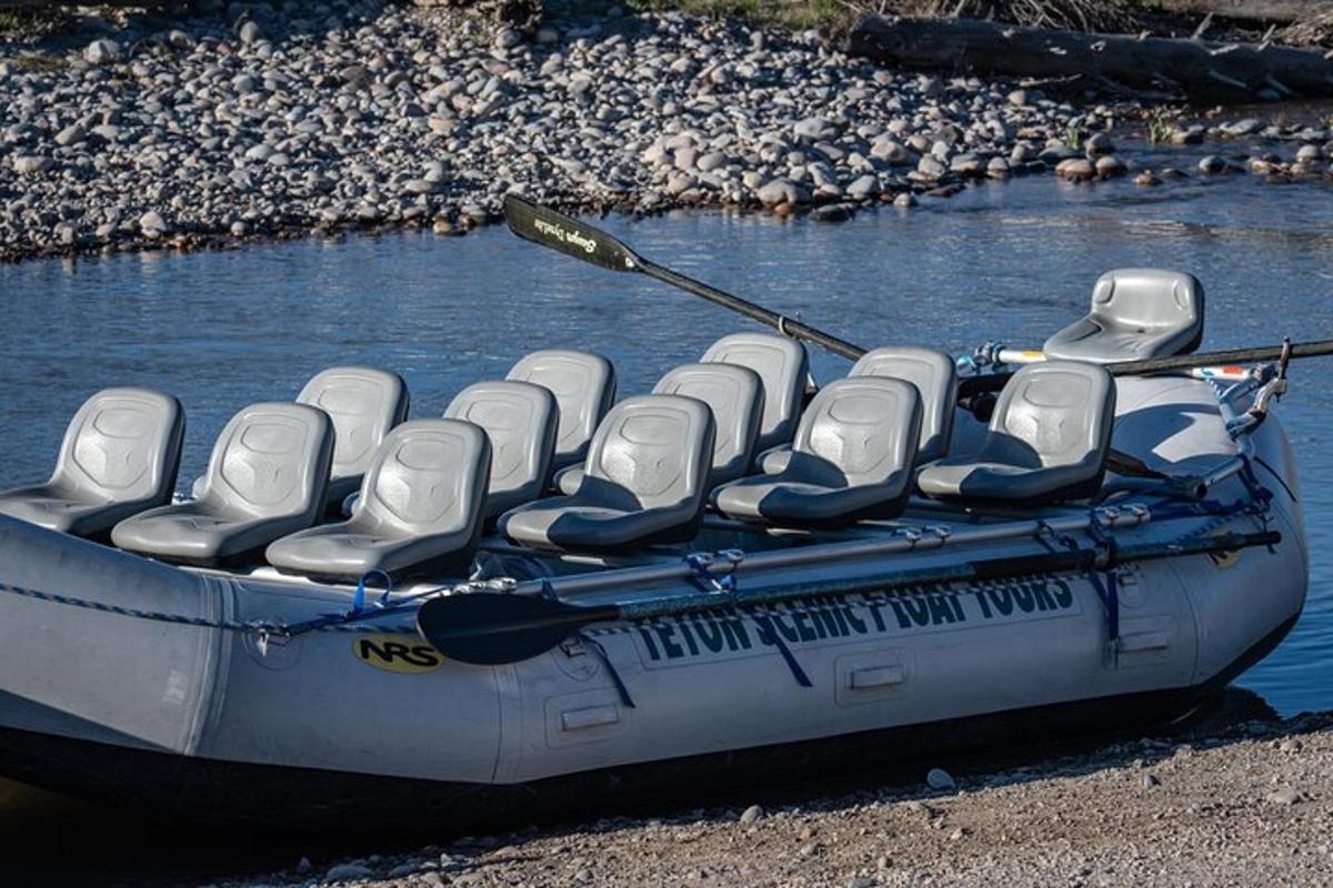 Un bote con sillas y un remo en el agua.