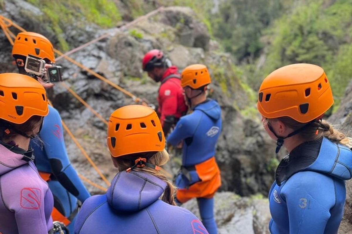 een groep mensen die raften op een rivier