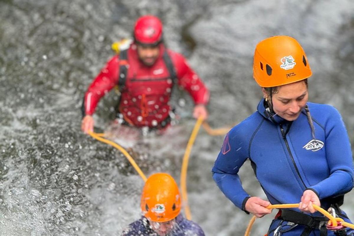 twee mensen zitten op een vlot in het water