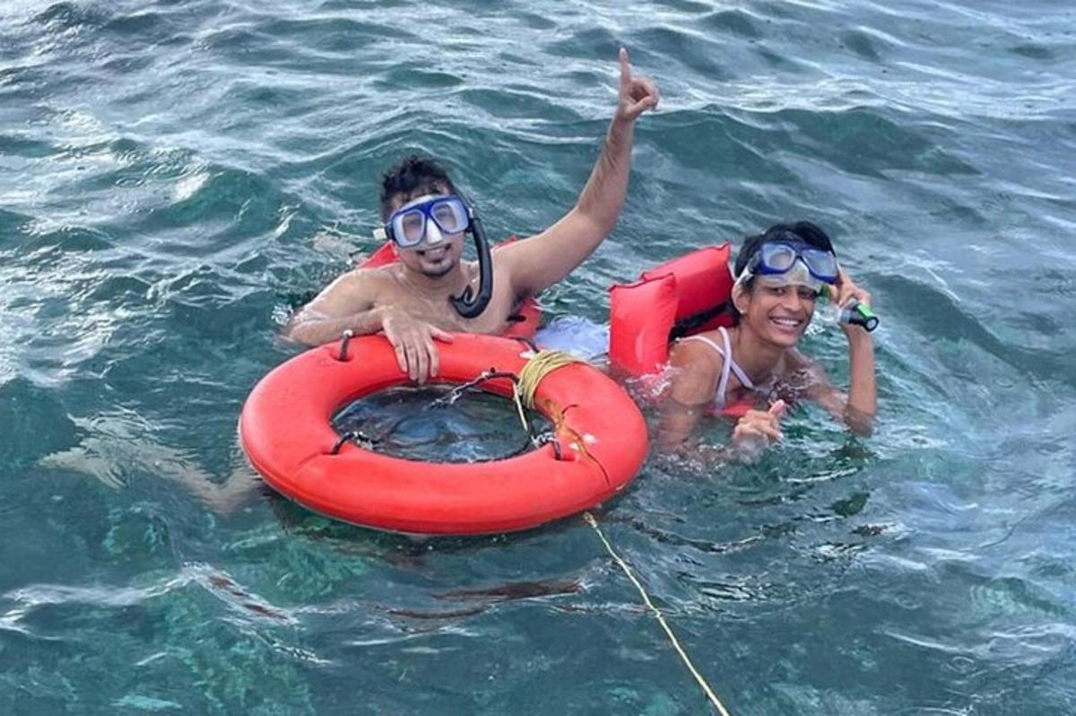 due uomini in acqua con un salvagente