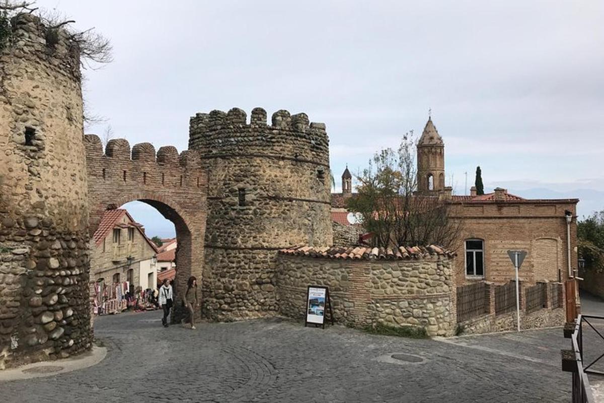 старое каменное здание с аркой на улице