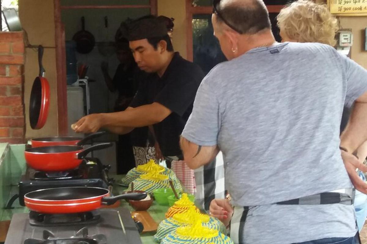 un grup de persones a la cuina preparant menjar