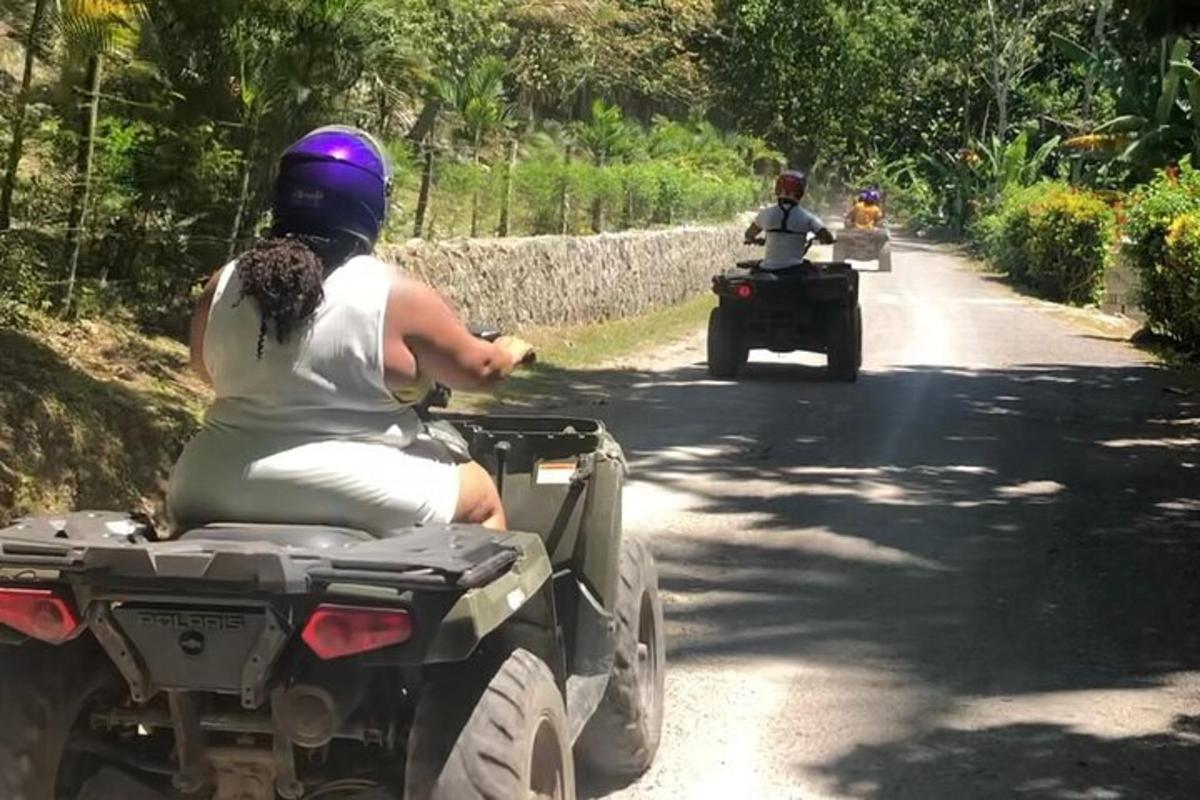 nevěsta a ženich jedoucí na čtyřkolce po silnici