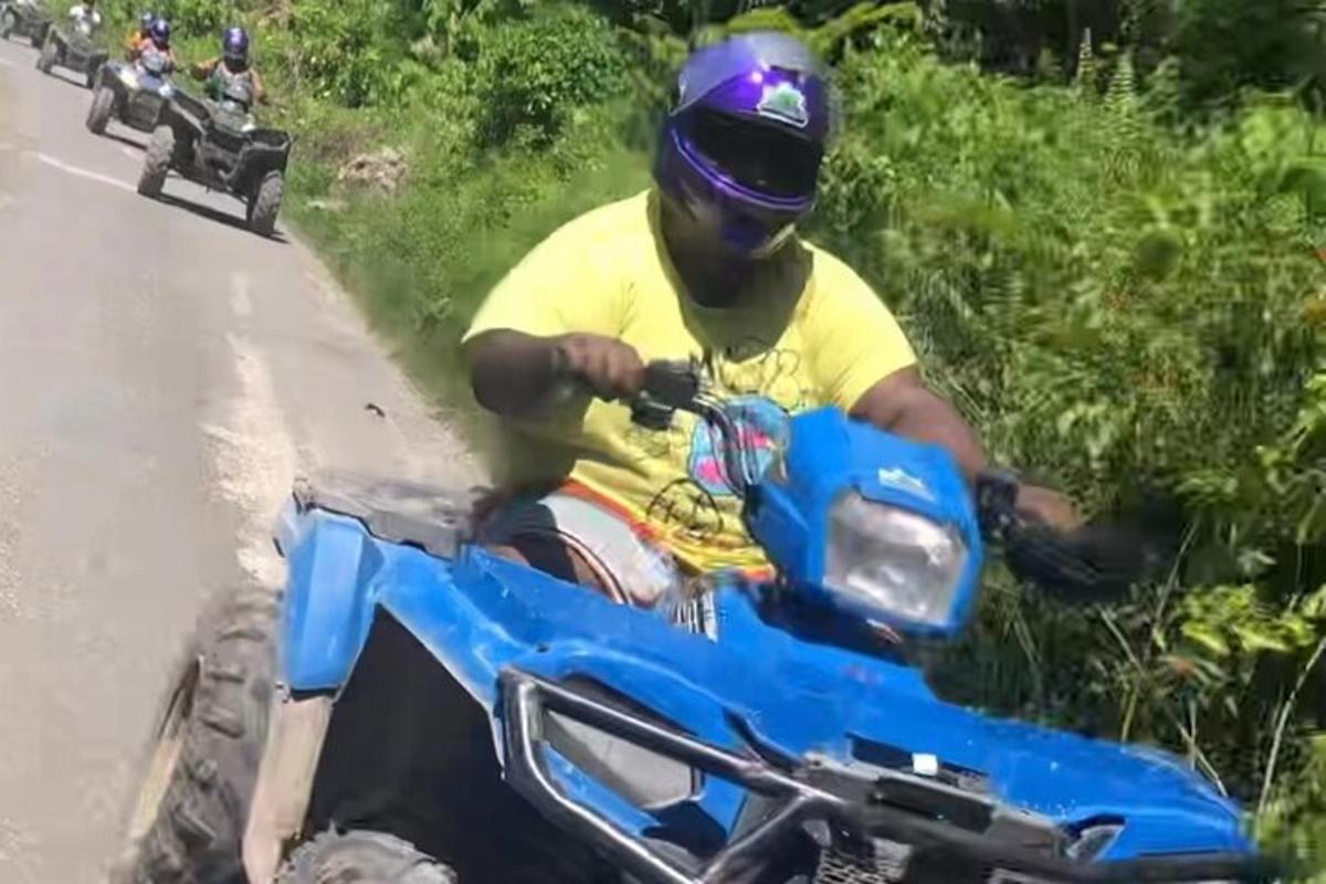 muž jedoucí na modré motorce na silnici