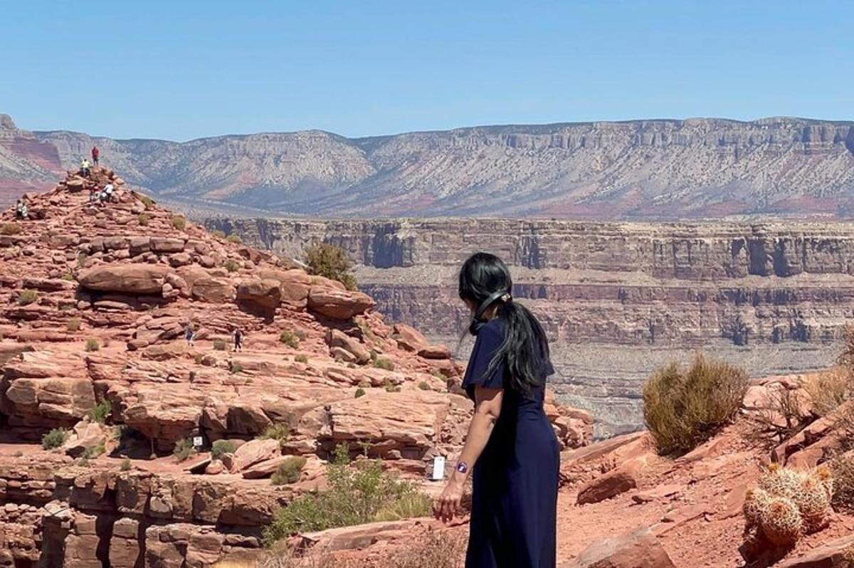 žena stojící na okraji Grand Canyonu