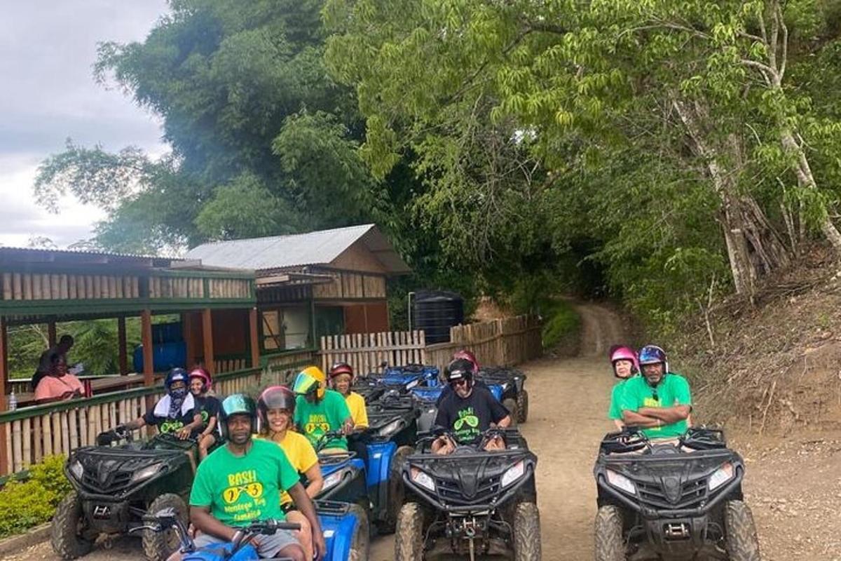 未舗装道路でATVに乗る人々のグループ