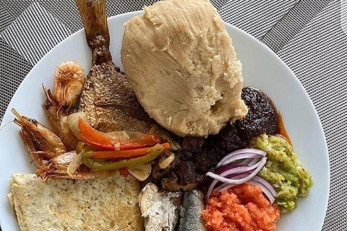 طبق طعام يحتوي على اللحوم والخضروات على الطاولة