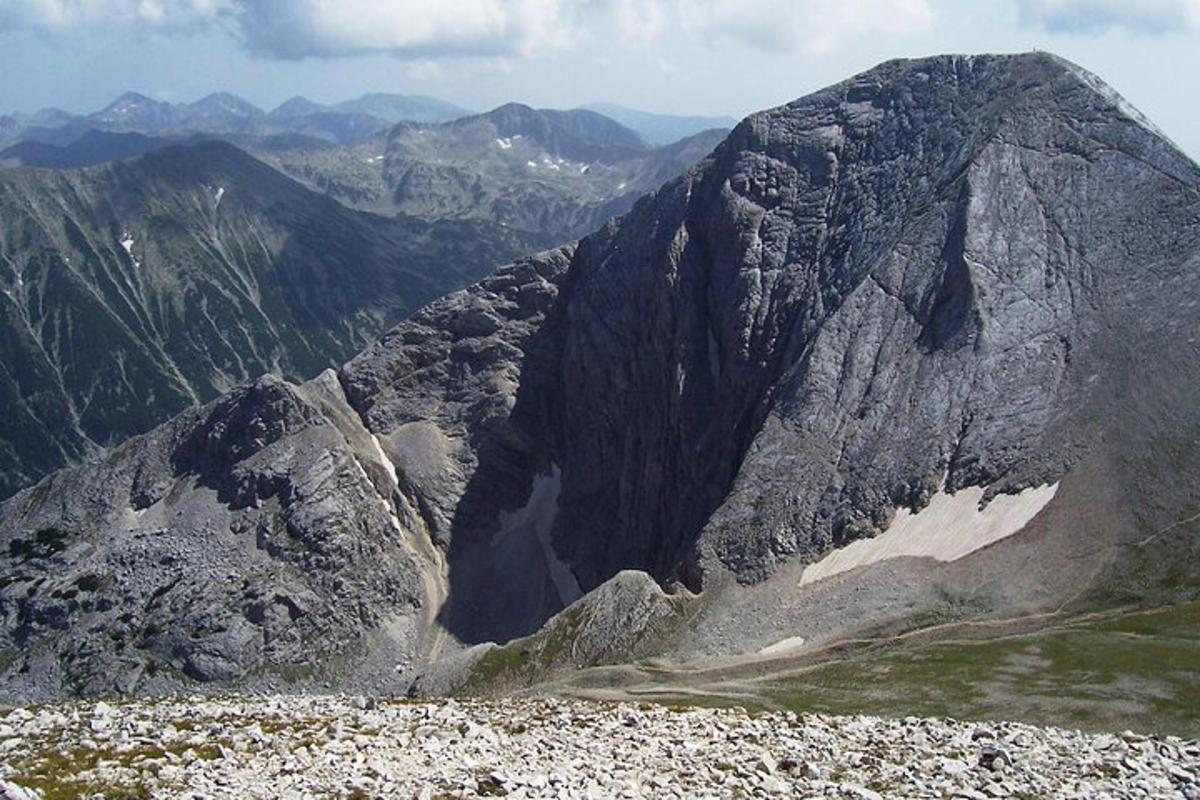 una vista di una grande montagna rocciosa