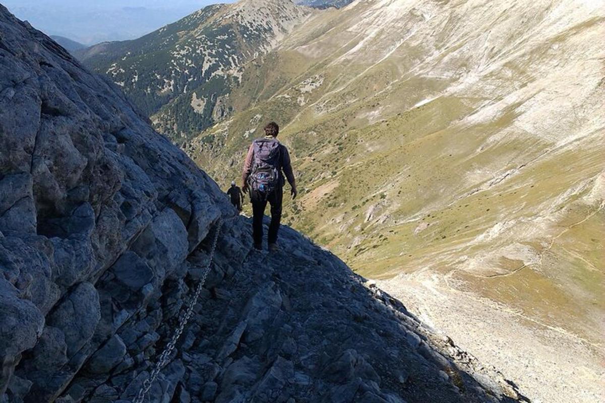 un uomo che cammina sul fianco di una montagna