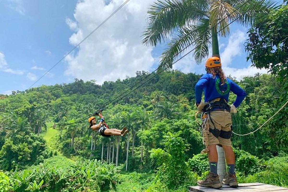 to personer på zipline i jungelen