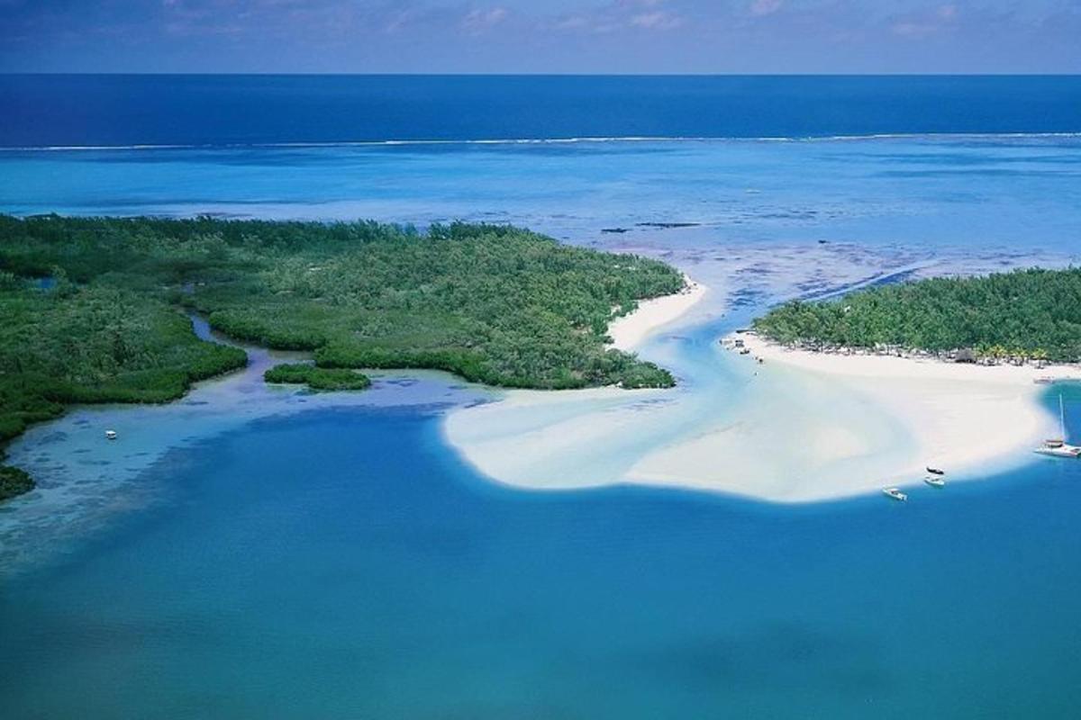 een luchtfoto van een eiland in het water