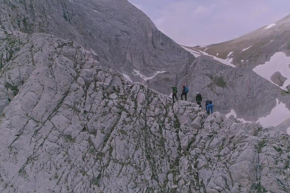 un gruppo di persone in piedi sulla cima di una montagna