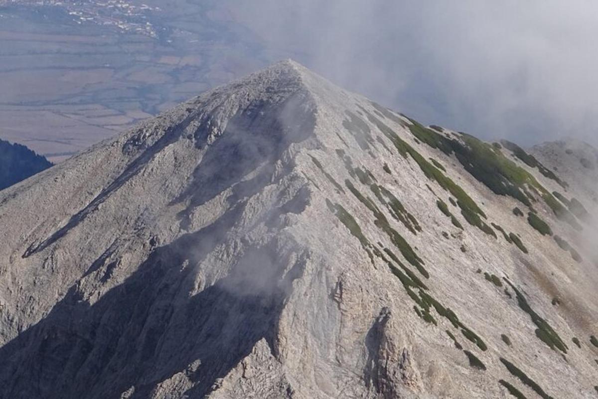 una vista di una montagna con nuvole sopra