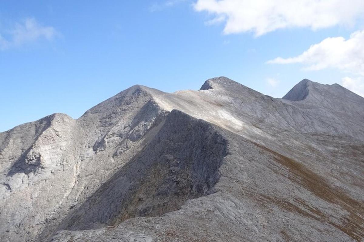 una vista di una montagna rocciosa contro un cielo blu