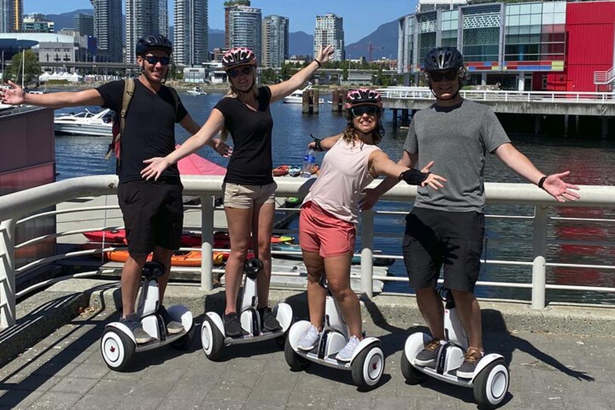 skupina čtyř lidí jedoucí na segwayích