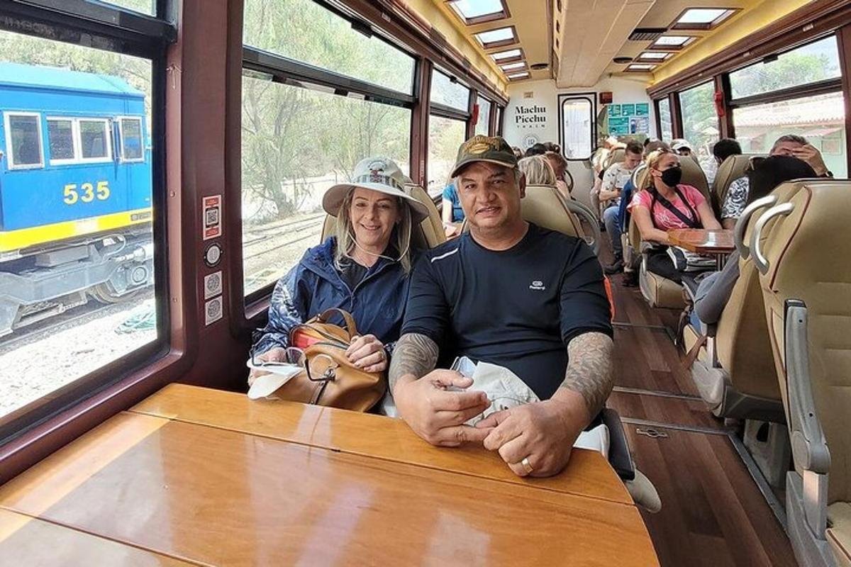 un uomo e una donna seduti su un treno